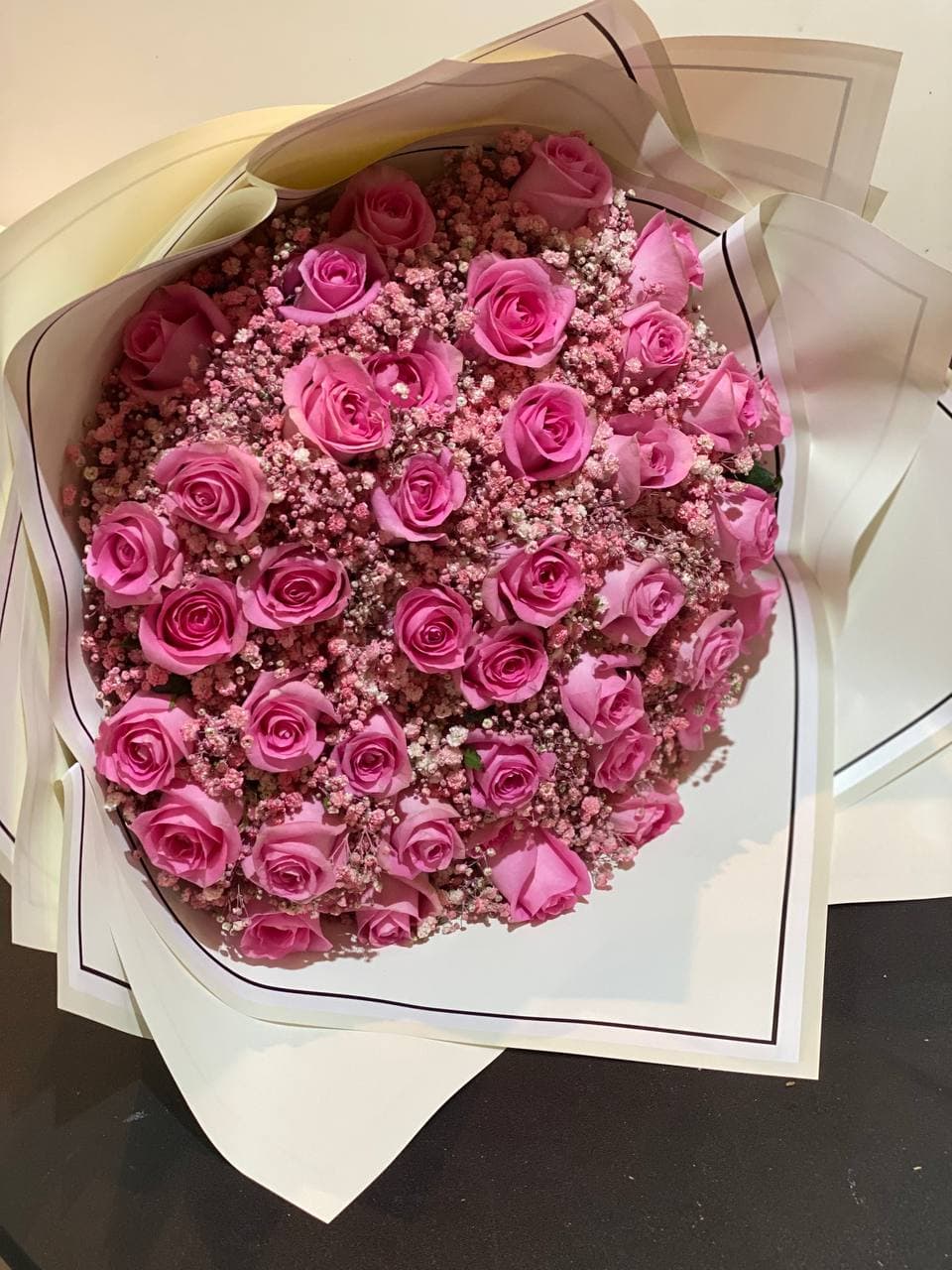 دسته گل رز 40 شاخه هلندی صورتی با ژیپسوفیلا
