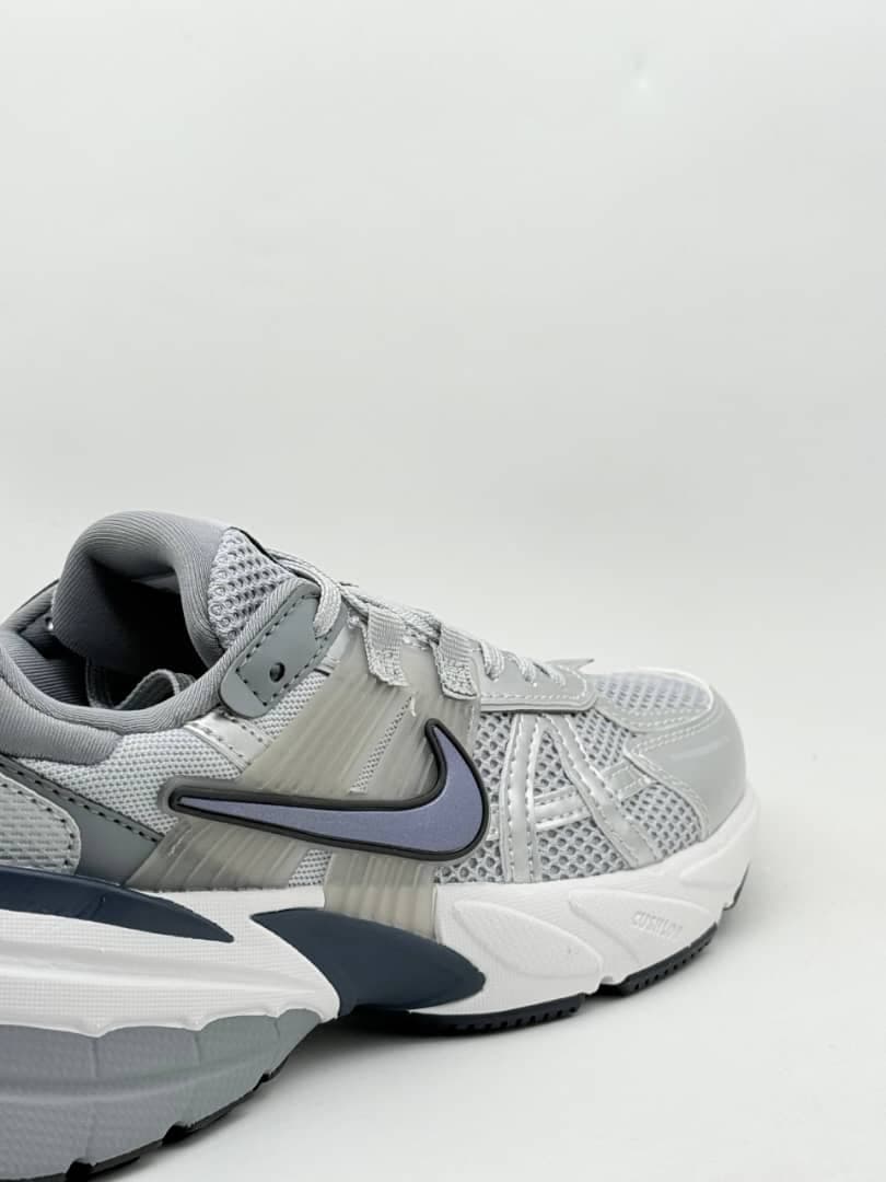 کفش نایک وی تو کی خاکستری Nike V2K gray shoes — تصویر ۴