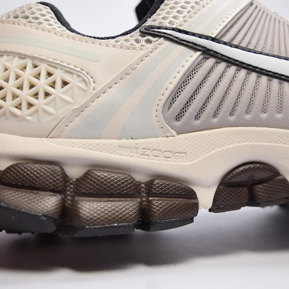 کتونی Nike مدل Zoom Vomero 5 – FJ2028-001 — تصویر ۶