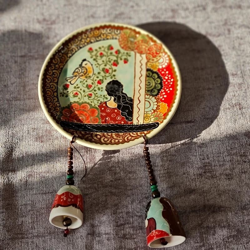 بشقاب دیوارکوب سرامیکی نقاشی گل و مرغ زنگوله دار کوچک — تصویر ۴