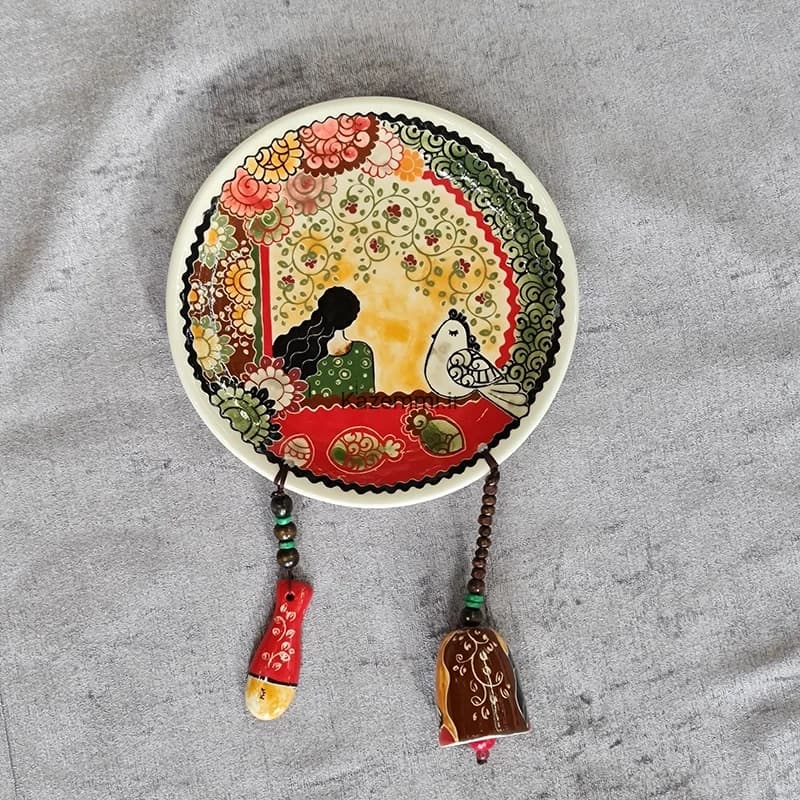 بشقاب دیوارکوب سرامیکی نقاشی گل و مرغ زنگوله دار کوچک — تصویر ۲
