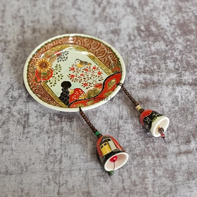 بشقاب دیوارکوب سرامیکی نقاشی گل و مرغ زنگوله دار کوچک — تصویر ۳