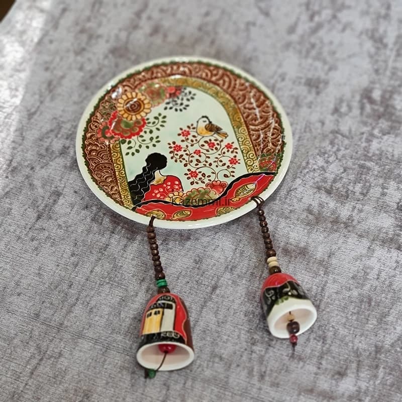 بشقاب دیوارکوب سرامیکی نقاشی گل و مرغ زنگوله دار کوچک — تصویر ۷
