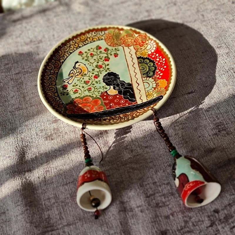 بشقاب دیوارکوب سرامیکی نقاشی گل و مرغ زنگوله دار کوچک — تصویر ۵