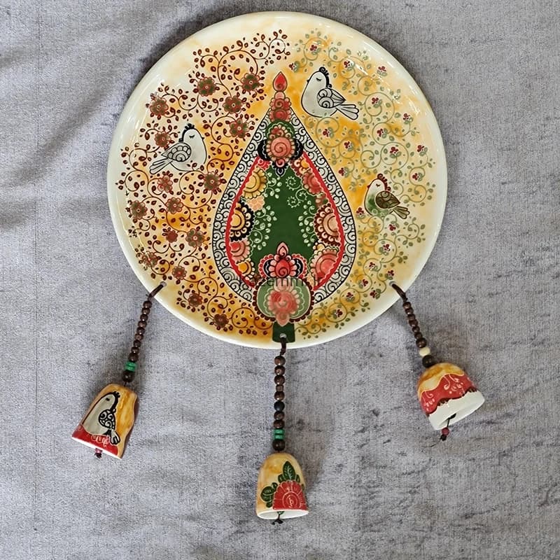 بشقاب دیوارکوب سرامیکی نقاشی گل و مرغ زنگوله دار متوسط — تصویر ۲