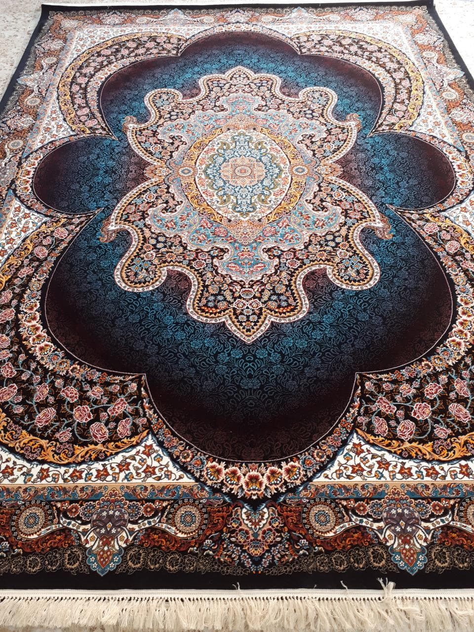فرش طرح 700 شانه طرح مهبد زمینه سرمه ای نگین خاطره کاشان