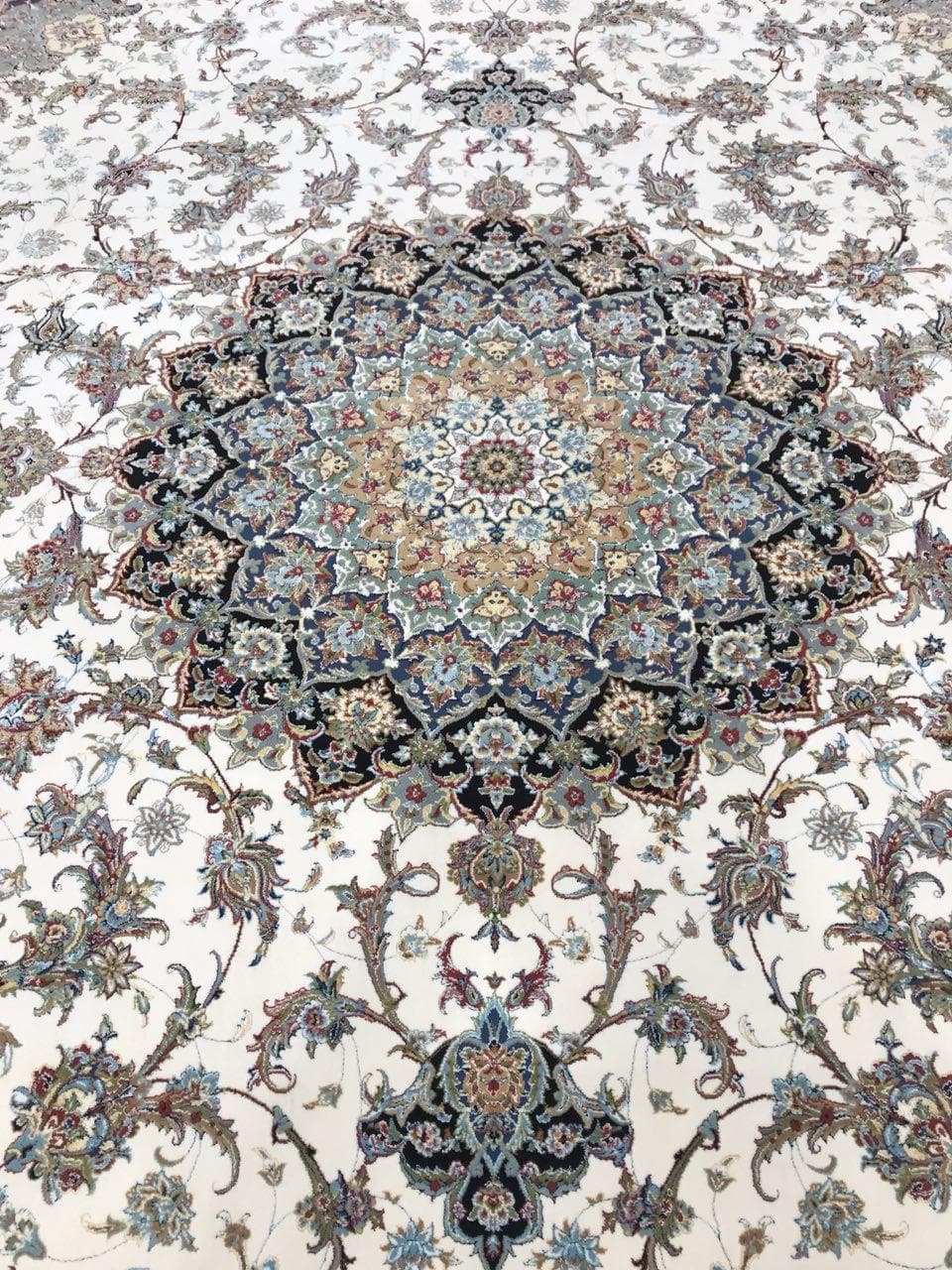 فرش 1200 شانه طرح اصفهان زمینه کرم هورام کاشان – گل برجسته — تصویر ۲