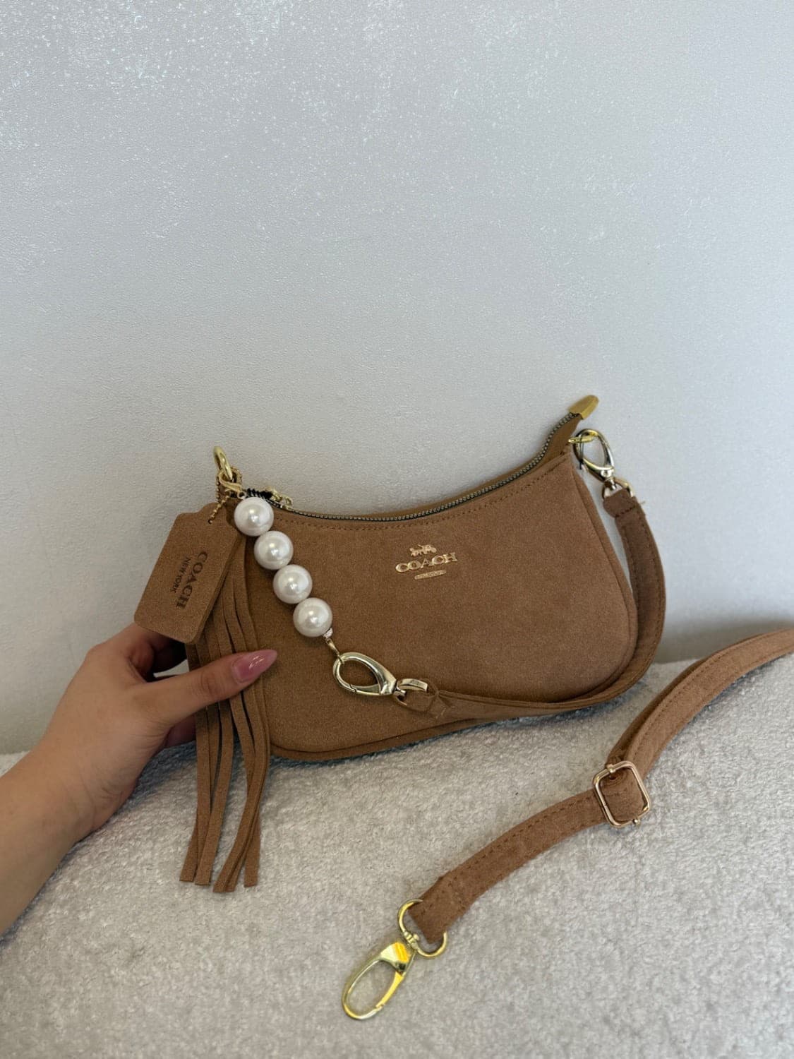 کیف زنانه کوچ دستی مهره دار — تصویر ۴