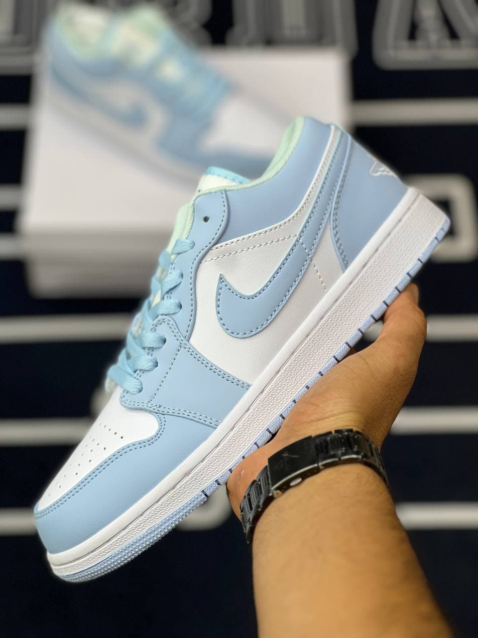 کفش کتونی نایک ایر جردن 1 آیس بلو سفید آبی یخی Nike Air Jordan 1 Ice Blue — تصویر ۴