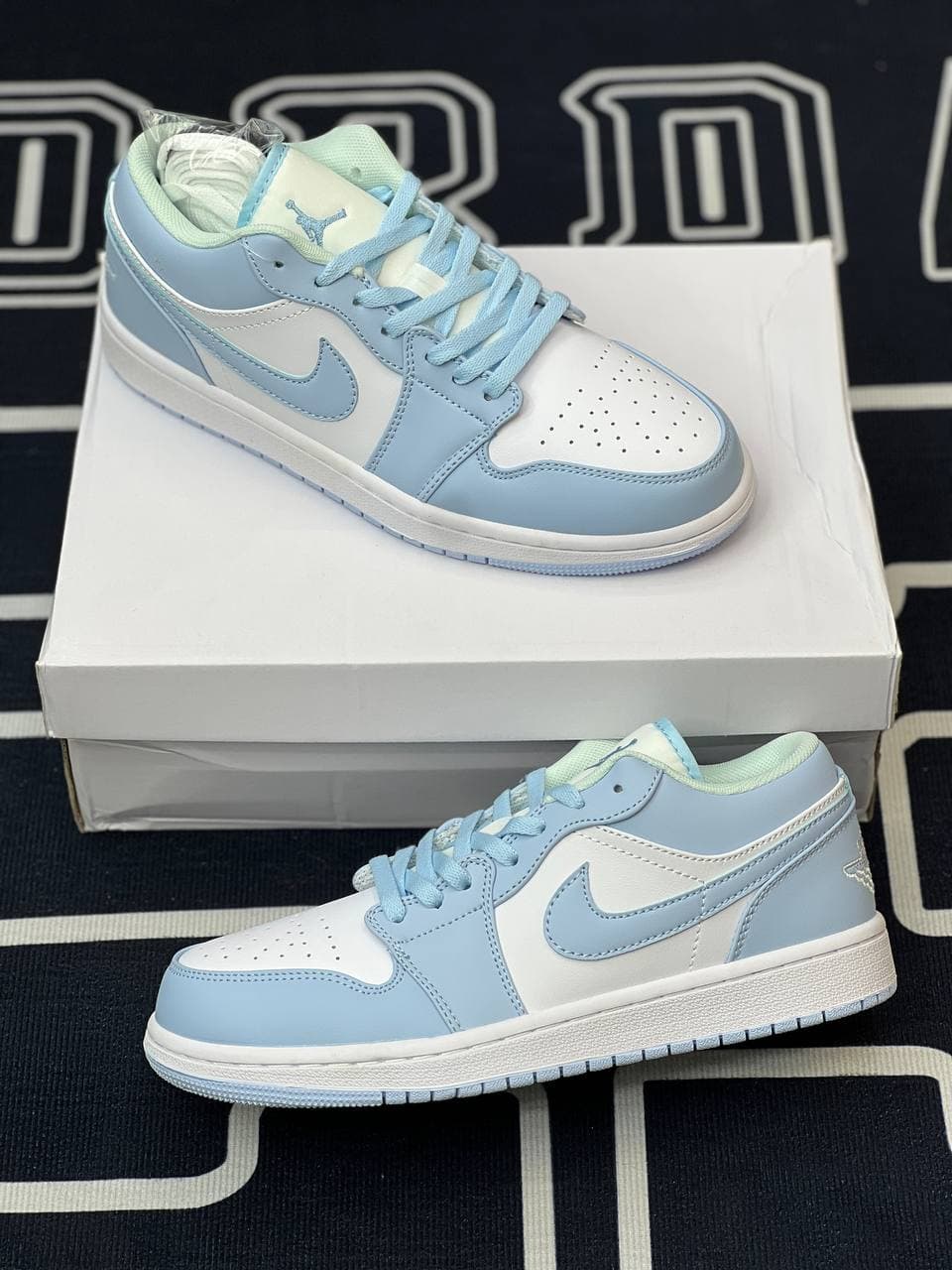 کفش کتونی نایک ایر جردن 1 آیس بلو سفید آبی یخی Nike Air Jordan 1 Ice Blue — تصویر ۳