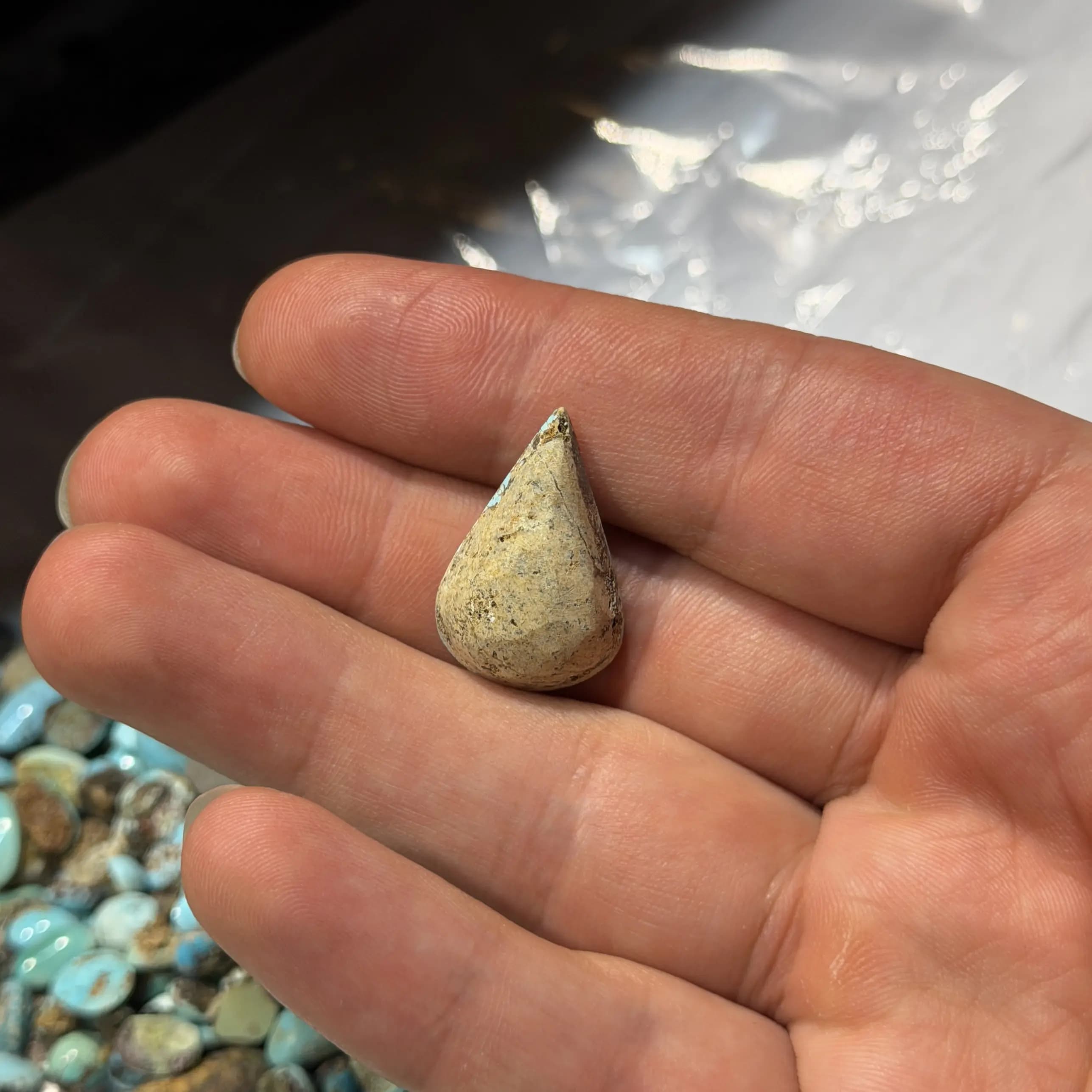 سنگ فیروزه اصل نیشابوری اشکی کد2820 — تصویر ۲