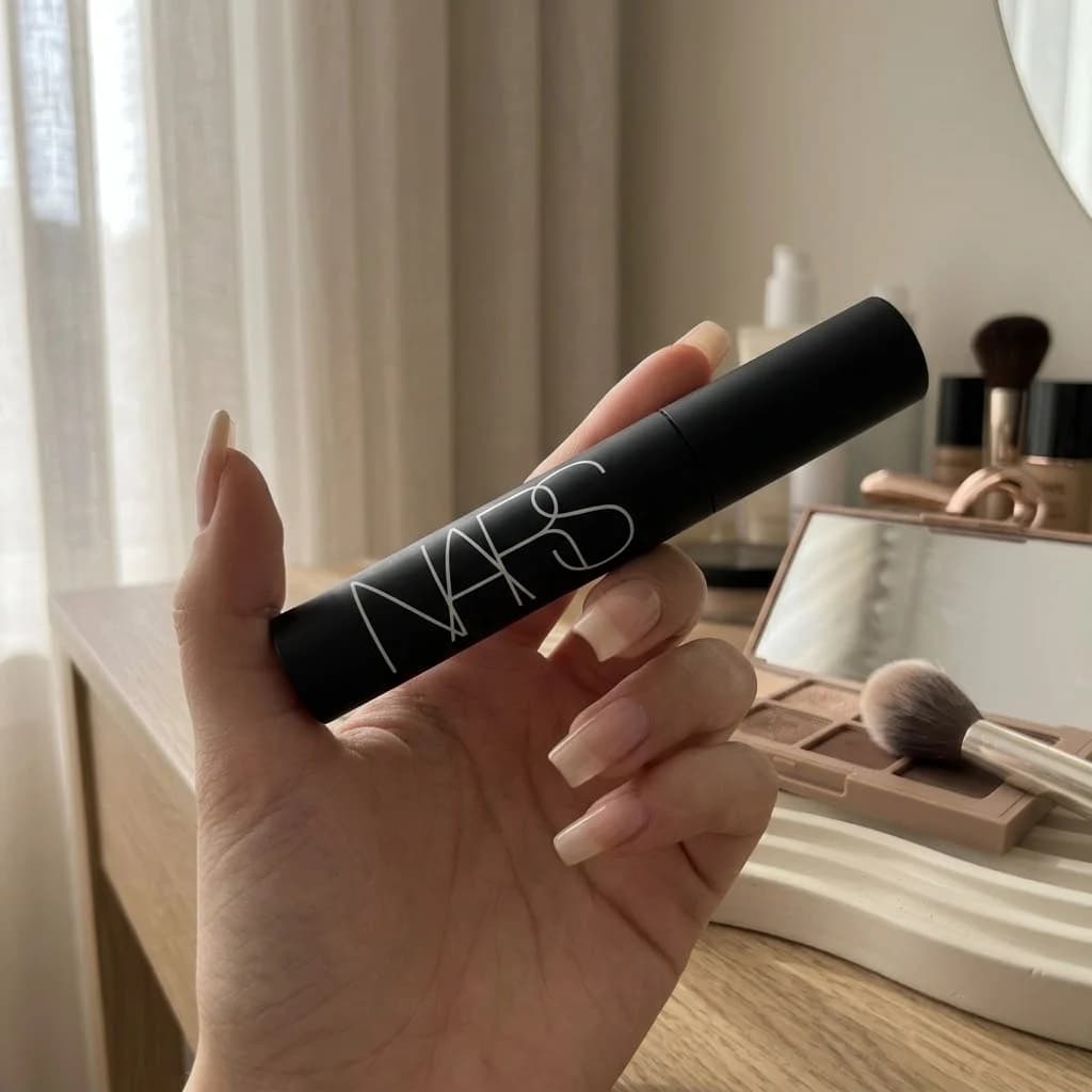 ریمل حجم‌دهنده نارس NARS با فرچه ژله‌ای — تصویر ۳