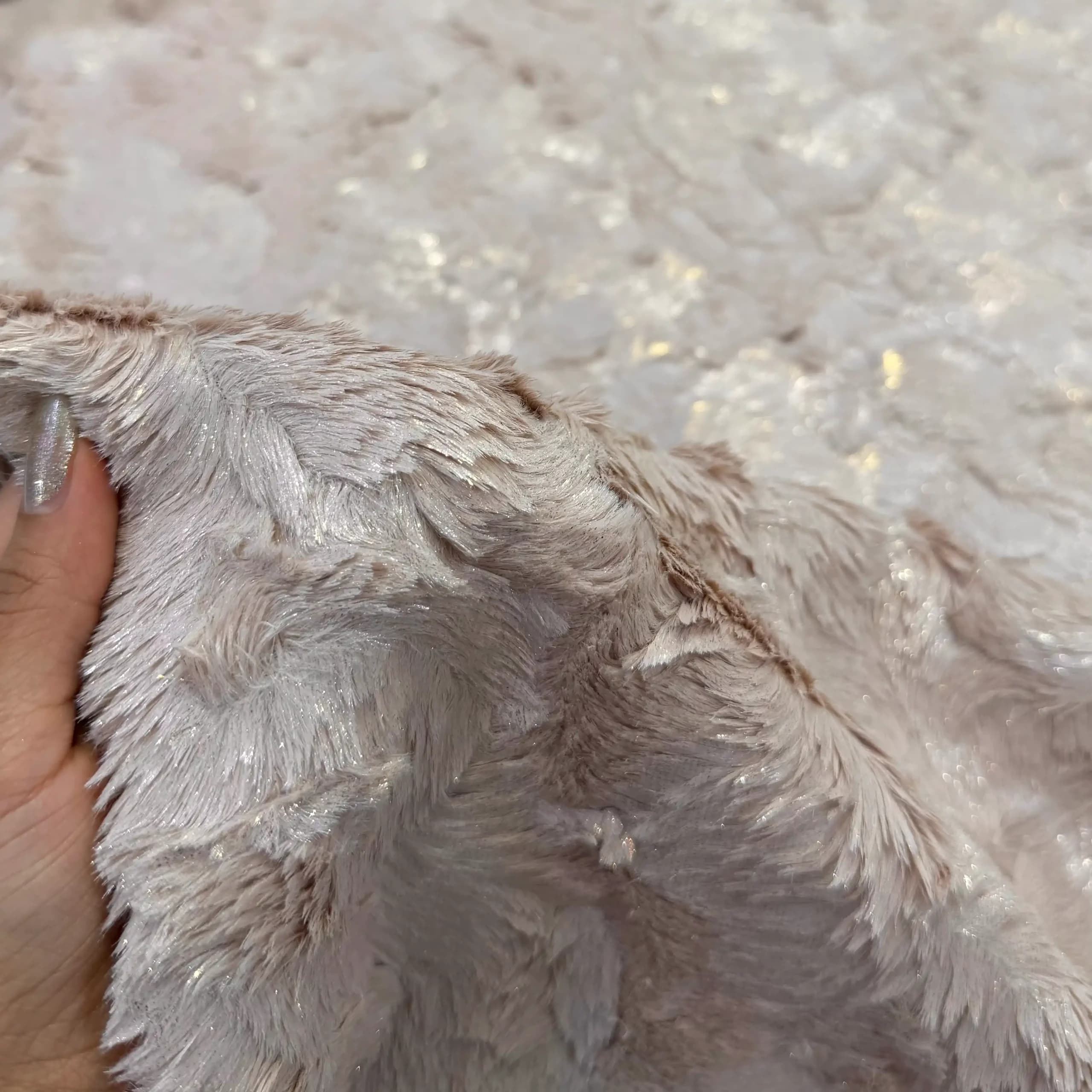 پارچه خز کوتاه لمه‌دار (رنگ کرم پنککی با لمه طلایی) — تصویر ۳