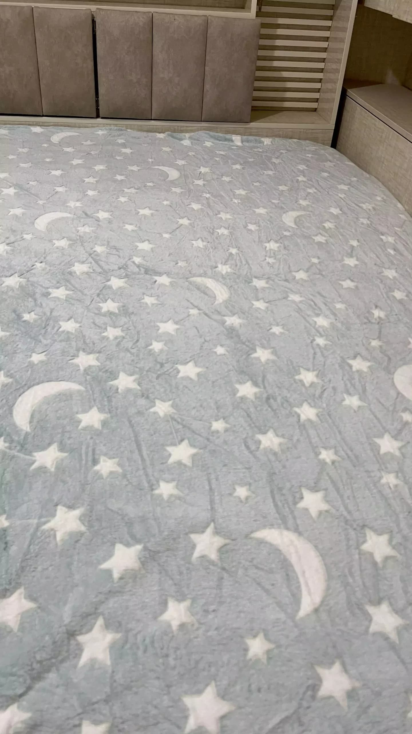پتو مسافرتی یکنفره شب نما ماه و ستاره آبی پاستیلی 160 در 220 — تصویر ۴
