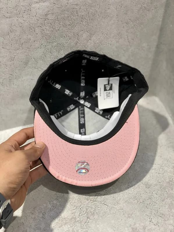 کلاه کپ برند New Era فیت بک طرح B بوستون رد ساکس رز صورتی — تصویر ۶