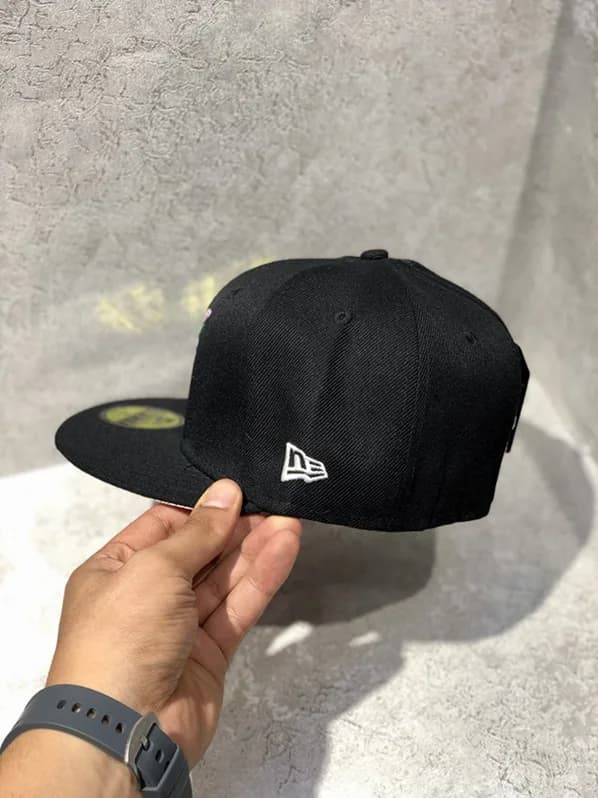 کلاه کپ برند New Era فیت بک طرح B بوستون رد ساکس رز صورتی — تصویر ۵