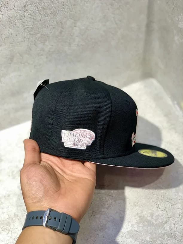 کلاه کپ برند New Era فیت بک طرح B بوستون رد ساکس رز صورتی — تصویر ۳