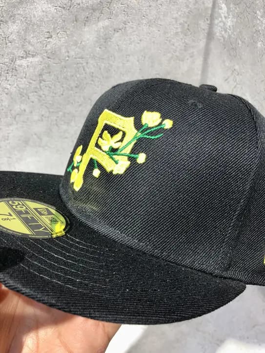 کلاه کپ برند New Era فیت بک سایز 1/8 7 طرح P گل رز زرد — تصویر ۲