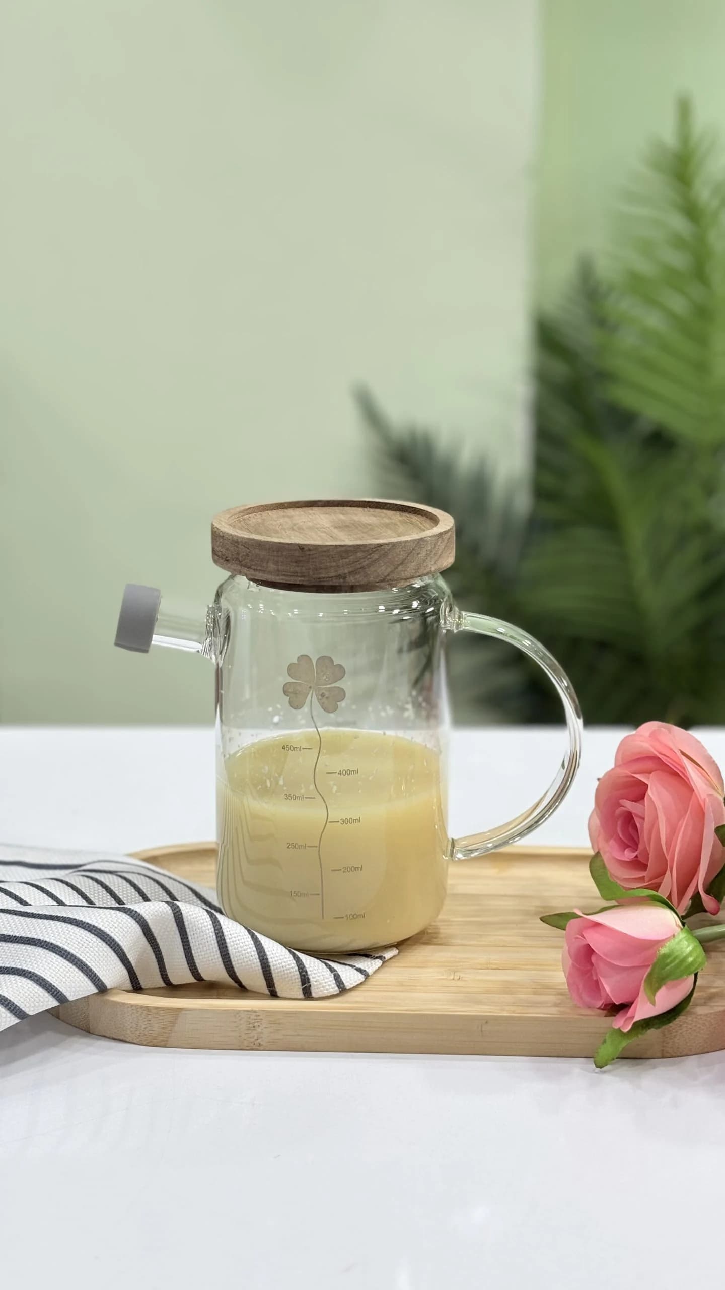 روغن‌ریز شیشه‌ای مدل گلبرگ با درب چوبی تیره | سری سیلیکونی آرام‌ریز