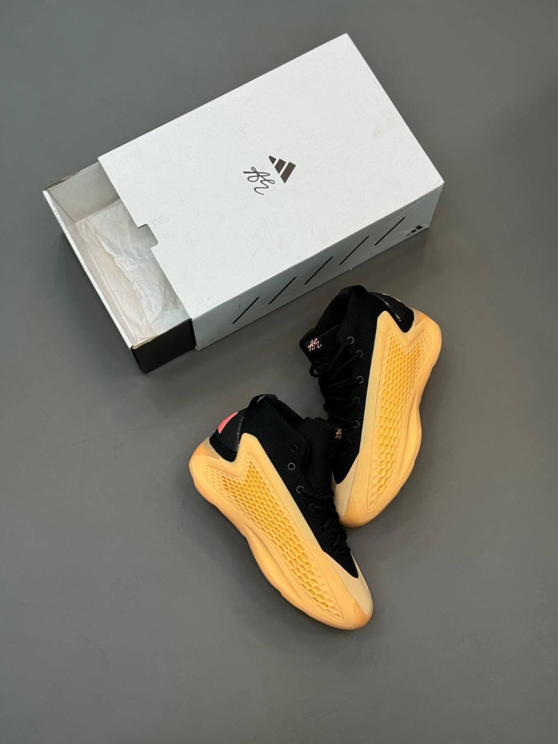 کتونی بسکتبالی آدیداس آنتونی ادواردز مشکی نارنجی Adidas AE 1 With Love — تصویر ۳
