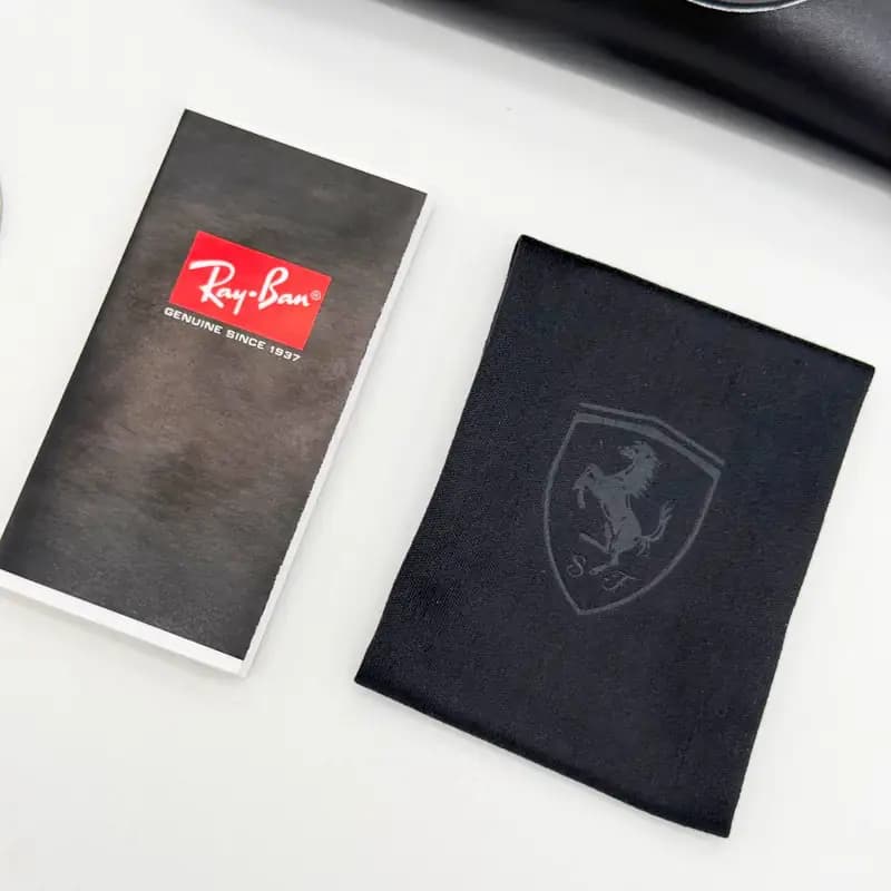 پک و جعبه عینک اورجینال ریبن فراری Ray-Ban Scuderia Ferrari چرم مشکی با دوخت قرمز