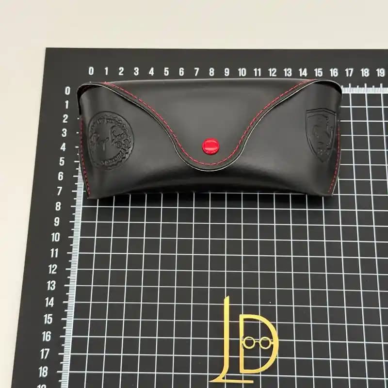 پک و جعبه عینک اورجینال ریبن فراری Ray-Ban Scuderia Ferrari چرم مشکی با دوخت قرمز — تصویر ۵