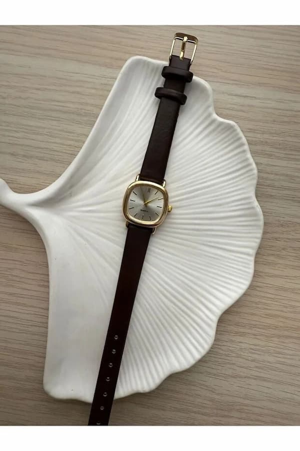 ساعت مچی زنانه QUARTZ وینتیج با طراحی رترو مینیمال — تصویر ۲