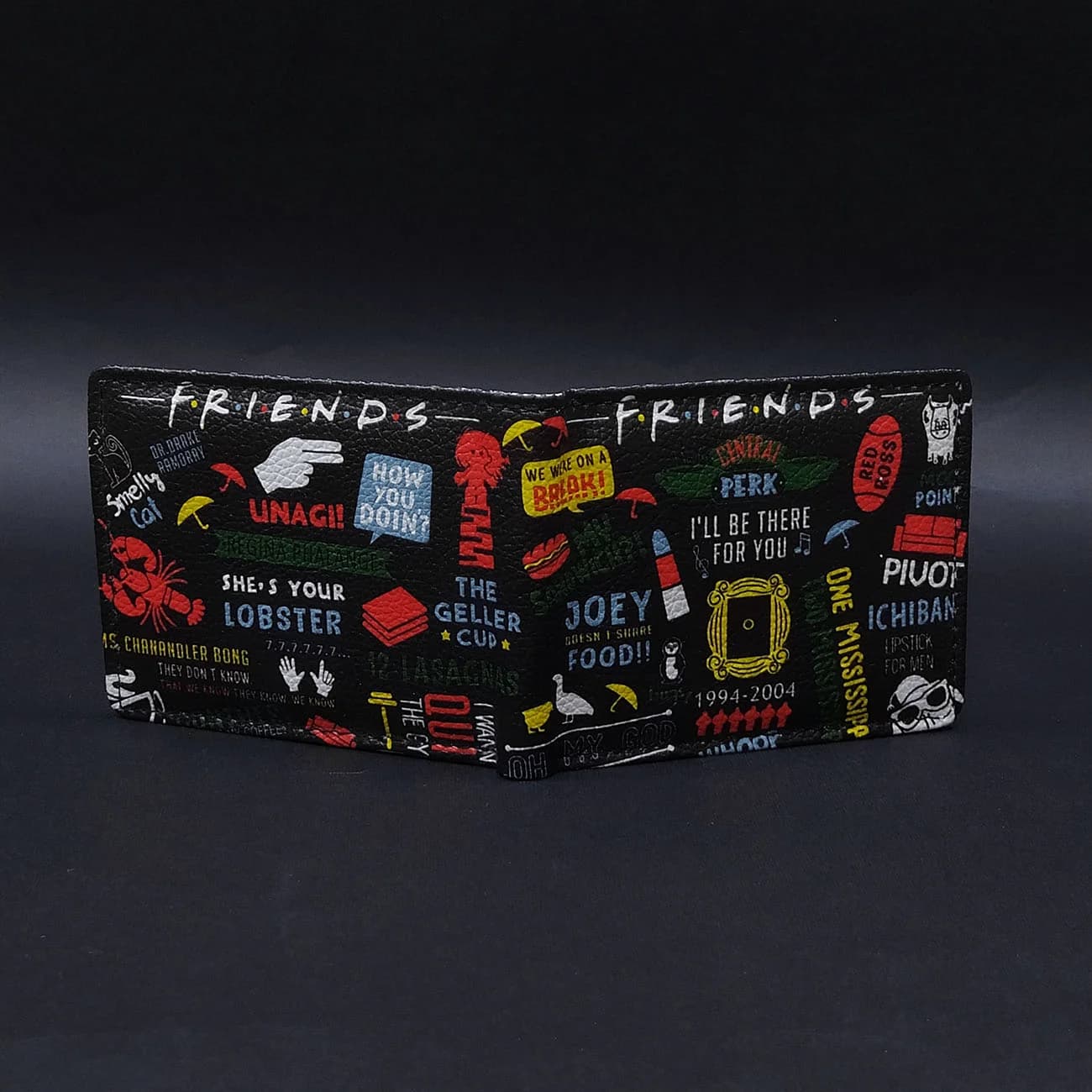 کیف پول چرم چاپی Friends | کیف پول چاپی فرندز با طراحی نوستالژیک و نمادهای سریال محبوب — تصویر ۳