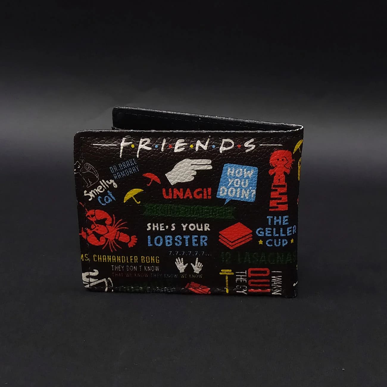 کیف پول چرم چاپی Friends | کیف پول چاپی فرندز با طراحی نوستالژیک و نمادهای سریال محبوب — تصویر ۲