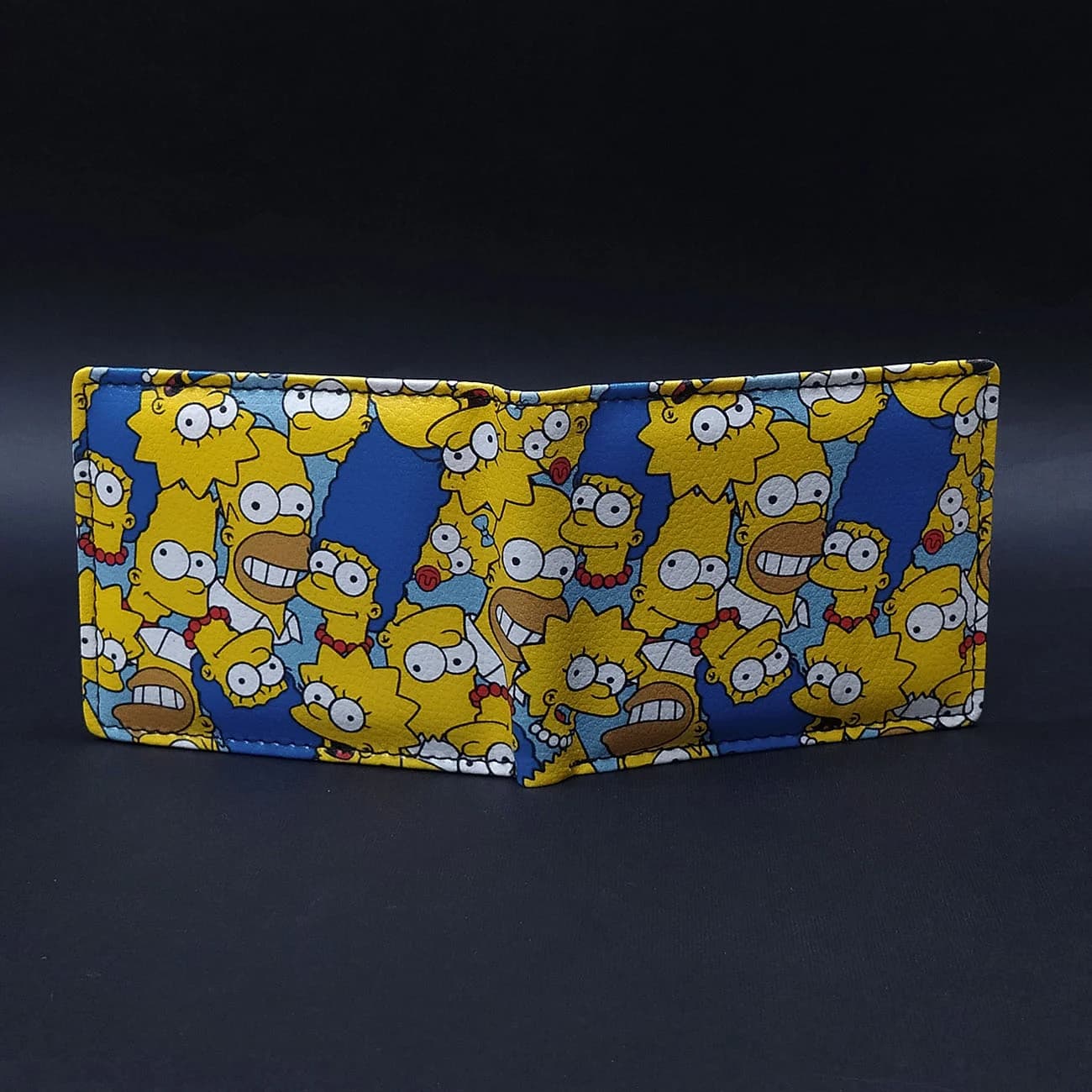 کیف پول چرم چاپی طرح سیمپسون‌ها | کیف پول چاپی کارتونی The Simpsons با طراحی رنگارنگ و فانتزی — تصویر ۲