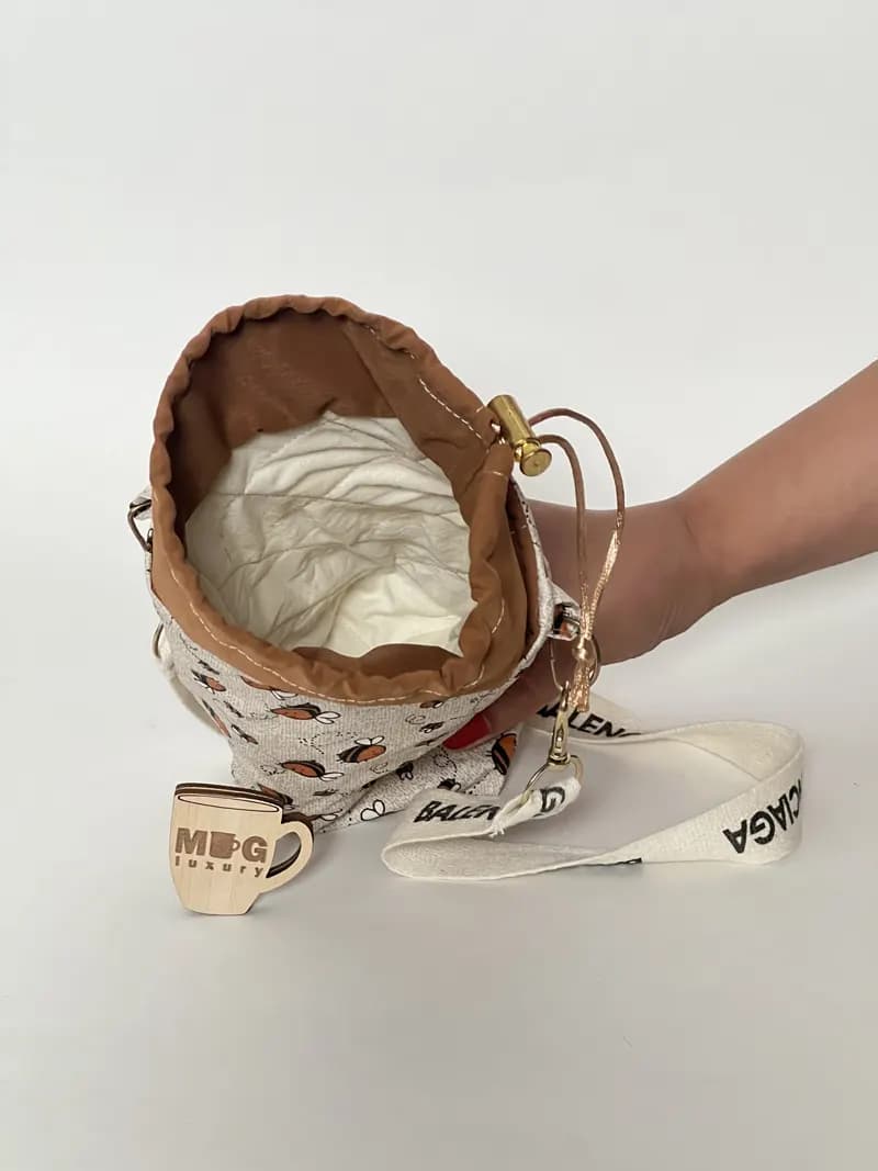 کاور فلاسک و تراول ماگ پارچه ای ضدآب بنددار طرح زنبور 27 سانت — تصویر ۳