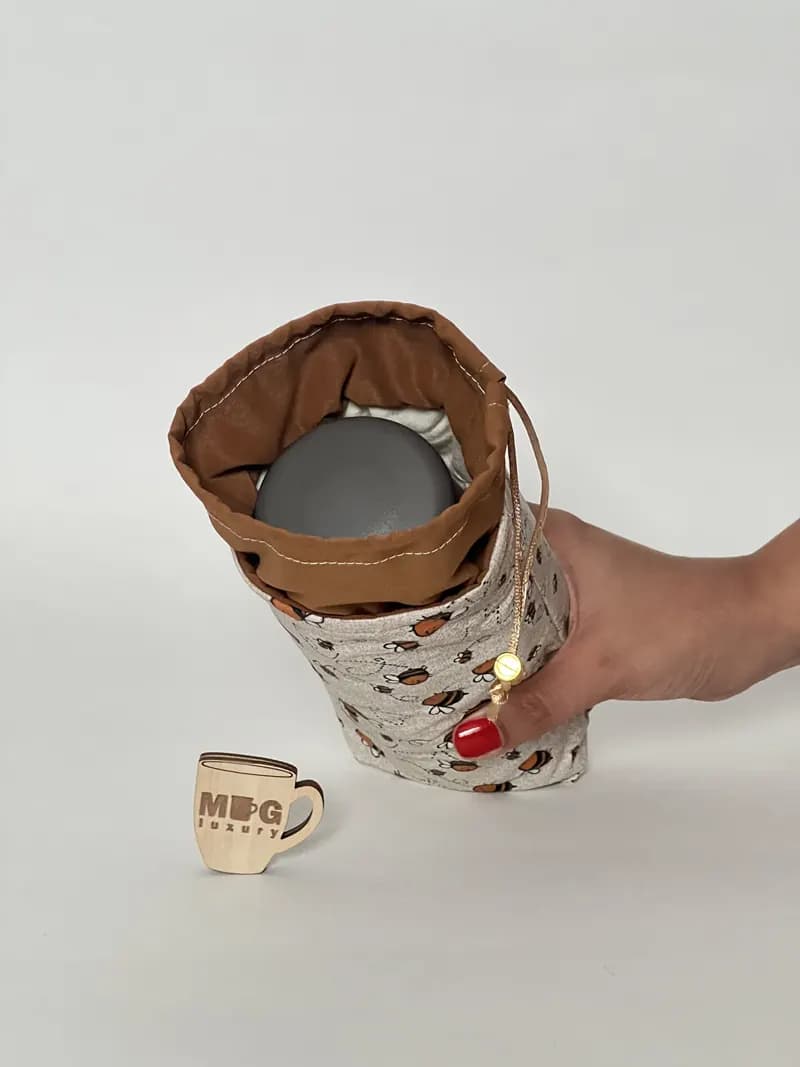کاور فلاسک و تراول ماگ پارچه ای ضدآب طرح زنبور 25 سانت — تصویر ۲