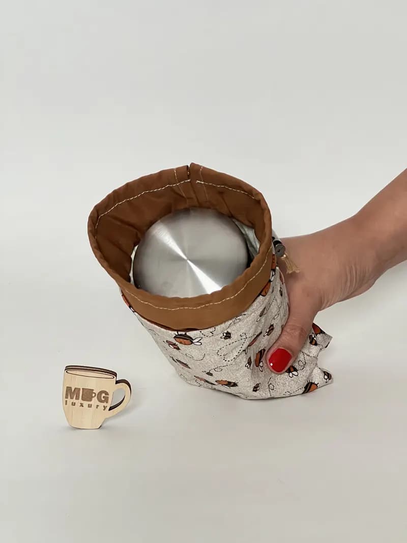 کاور فلاسک و تراول ماگ پارچه ای ضدآب طرح زنبور 21 سانت — تصویر ۲
