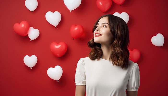 تصویر دختر جوان با مجموعه قلب و مفهوم ولنتاین
