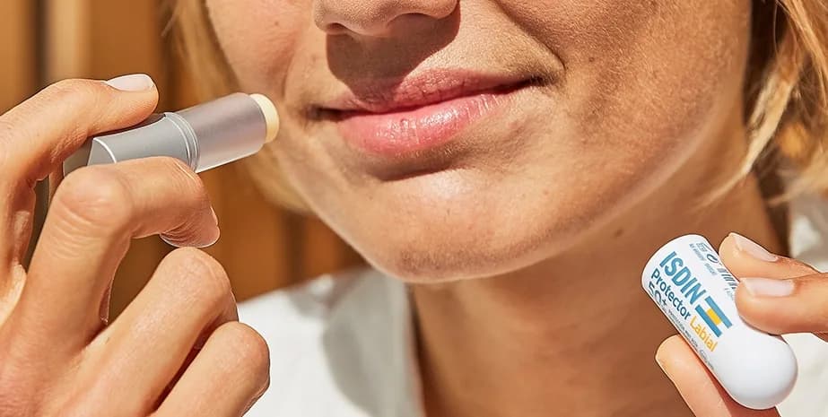 بالم لب ایزدین مرطوب کننده و آبرسان مغذی SPF50 — تصویر ۳