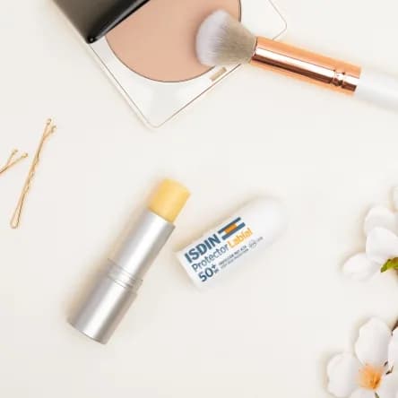 بالم لب ایزدین مرطوب کننده و آبرسان مغذی SPF50 — تصویر ۲