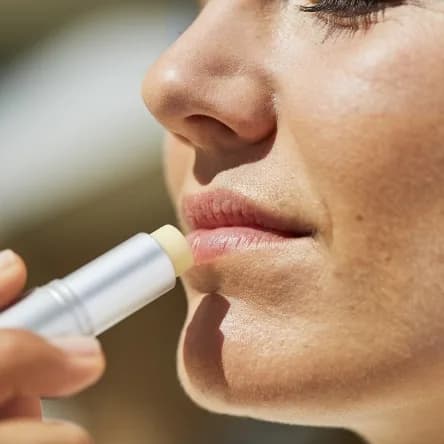 بالم لب ایزدین مرطوب کننده و آبرسان مغذی SPF50 — تصویر ۵