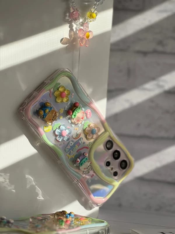 قاب عروسکی برجسته گل و حیوانات با آویز گوشی سامسونگ S23 FE — تصویر ۴