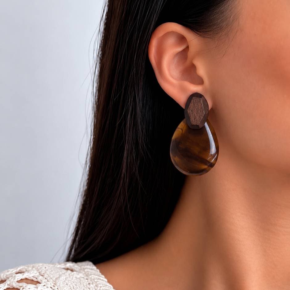 گوشواره رزینی و چوبی آویز اشکی قهوه‌ای — تصویر ۲