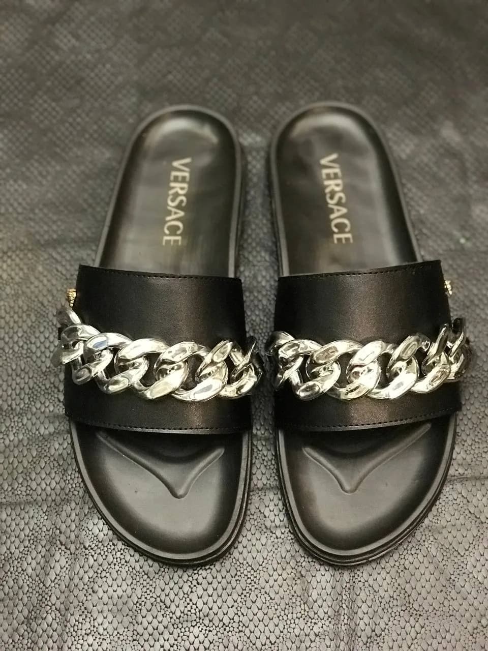 کد 300 صندل ورساچه versace زنجیری مشکی نقره ای