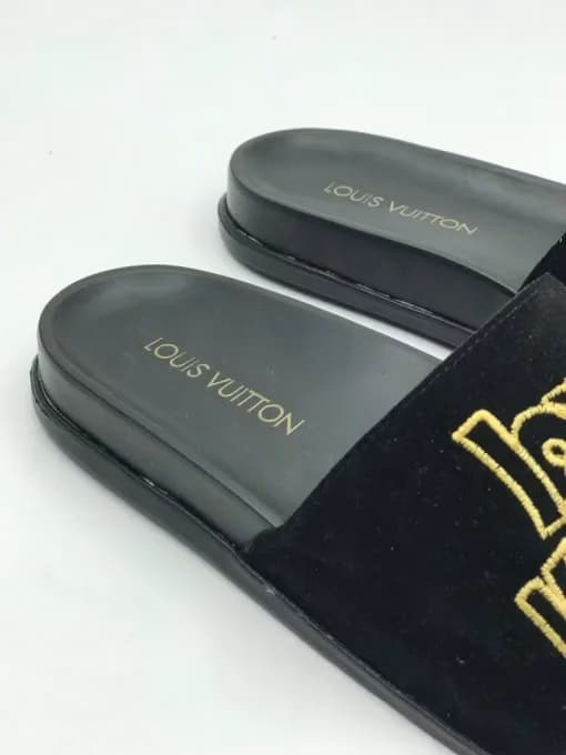 کد 300 صندل لوئیس ویتون LOUIS VUITTON گلدوزی نوشته بزرگ مشکی طلایی — تصویر ۴