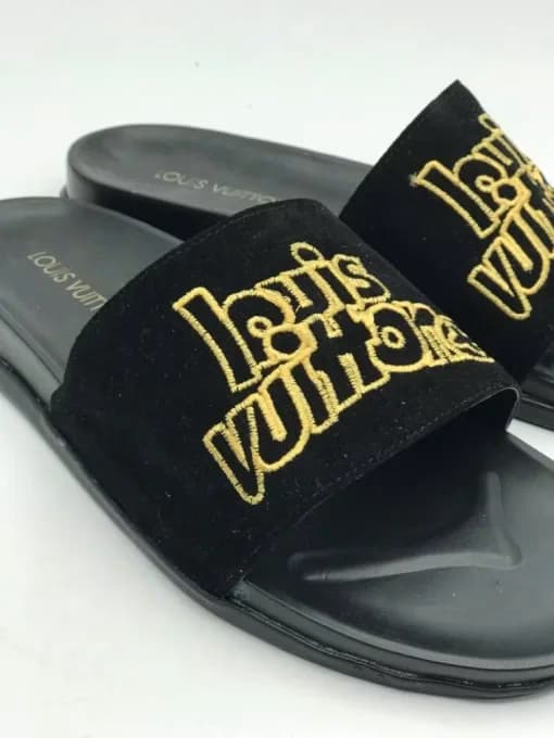 کد 300 صندل لوئیس ویتون LOUIS VUITTON گلدوزی نوشته بزرگ مشکی طلایی — تصویر ۵
