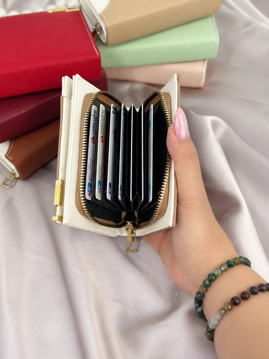 کیف پول زنانه ۹ جاکارتی زه‌دار طرح بربری قهوه‌ای — تصویر ۳
