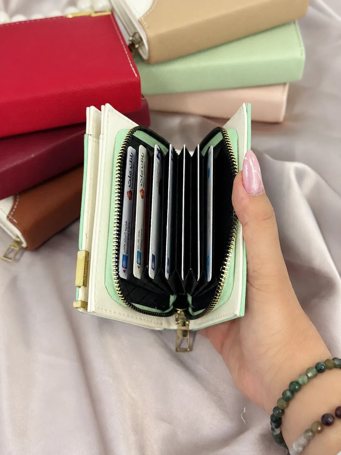 کیف پول زنانه ۹ جاکارتی زه‌دار طرح بربری سبز پاستلی — تصویر ۳