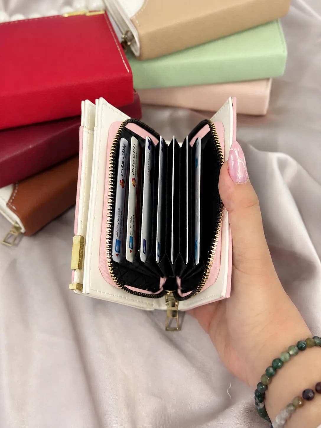 کیف پول زنانه ۹ جاکارتی زه‌دار طرح بربری صورتی پاستلی — تصویر ۳