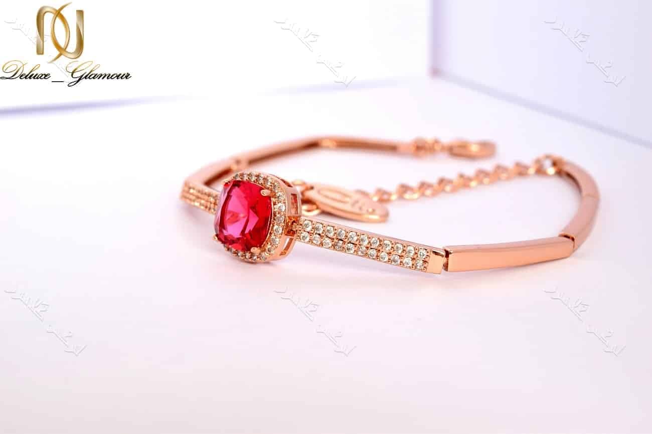 دستبند لوکس دخترانه رزگلد کلیو با کریستال قرمز سواروفسکی اصل Ds-n170 — تصویر ۲