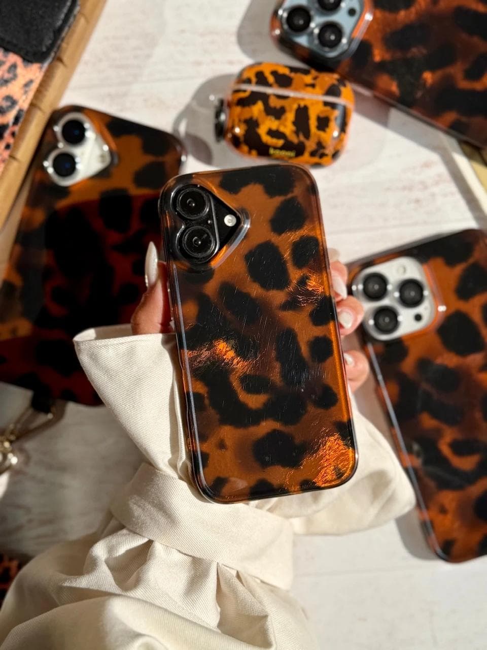 قاب Leopard Flame (کدC2130) مناسب برای iPhone 16Pro