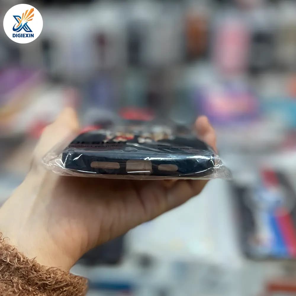 کاور چرم گلدوزی مناسب برای آیفون 13 پرومکس — تصویر ۳
