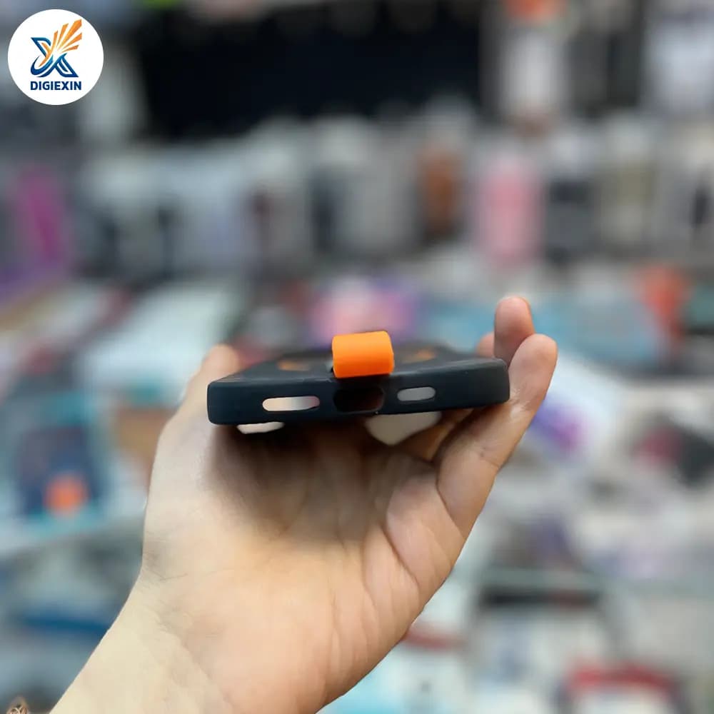 کاور طرح سیلکونی فینگر دار مناسب برای آیفون 13 پرومکس — تصویر ۴