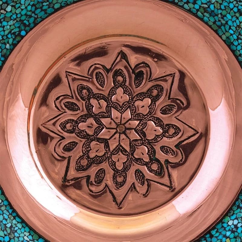 بشقاب مشبک مسی فیروزه کوبی و قلم زنی شده 25 سانتی (پک عمده 12عددی) — تصویر ۳